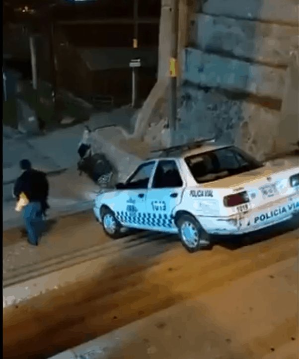 Captan a elemento de la policía vial de Ixtlán de Juárez, Oaxaca, bajando unas escaleras con su patrulla