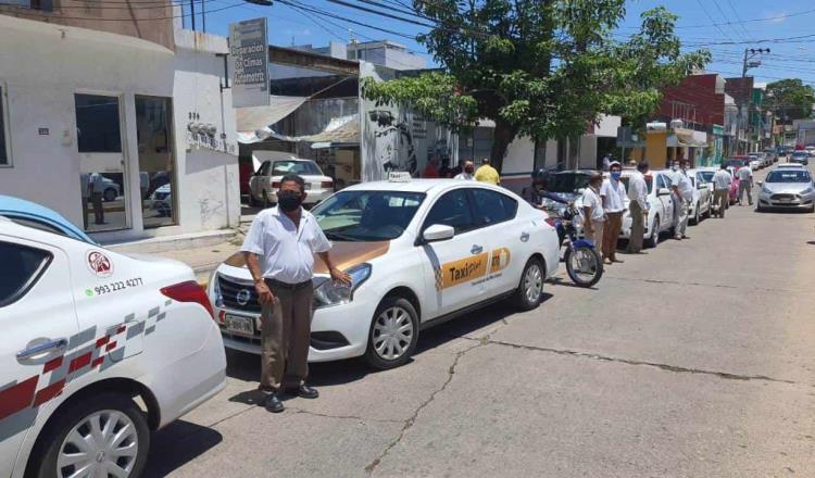 Antiguos socios de taxis amarillos no se quieren modernizar, acusan integrantes de nuevas uniones