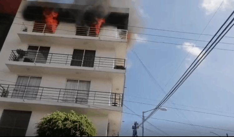 Incendio consume departamento en CDMX