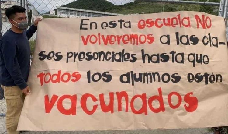 Estudiantes en Morelos colocan mantas en escuelas para exigir ser vacunados antes de regresar a clases presenciales