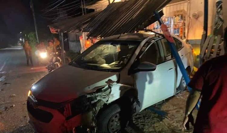 Choque entre dos vehículos en Comalcalco se lleva el techado de una tienda de conveniencia