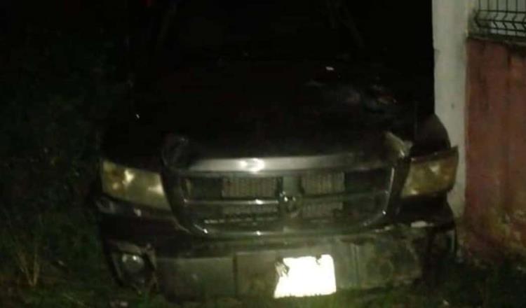 Mujer pierde el control de su vehículo y se impacta contra barda en Comalcalco