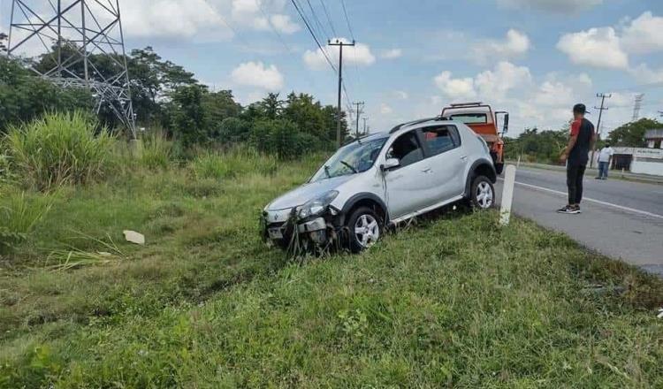 Tráiler saca de la carretera a auto compacto en la Villahermosa-Cárdenas