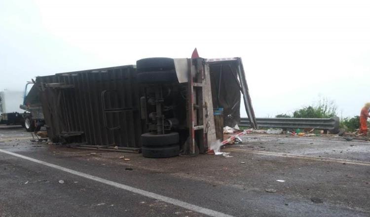Reportan rapiña tras volcadura de camión en la autopista Ocozocoautla-Arriaga