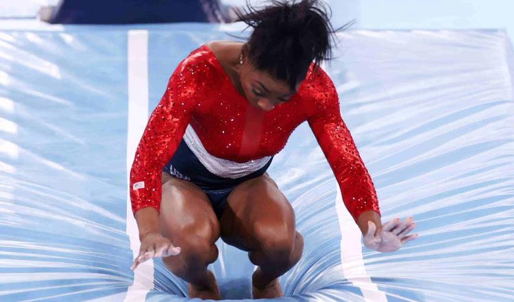 Se retira Simone Biles de la final de gimnasia artística por equipos en los Olímpicos de Tokio por una supuesta lesión