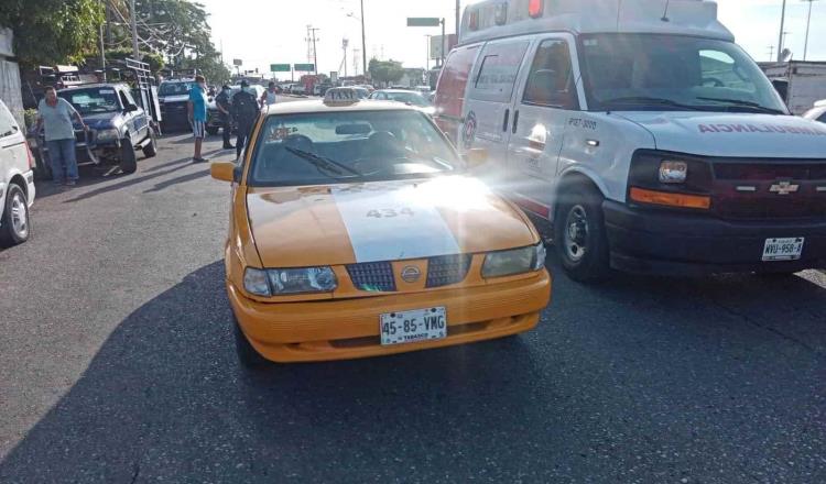 Choque entre moto y taxi deja un herido en carretera a Rio Viejo