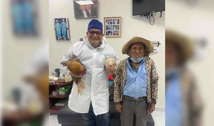Abuelito regala dos gallinas a médico que lo operó gratis de emergencia