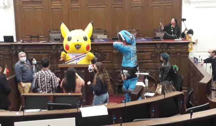 Asambleísta chilena se disfraza de Pikachu para discutir reformas constitucionales