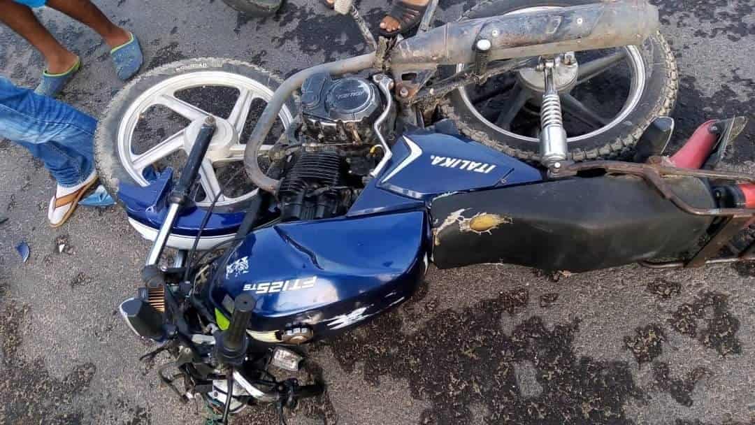 Se impacta motociclista contra triciclero... sufren graves lesiones