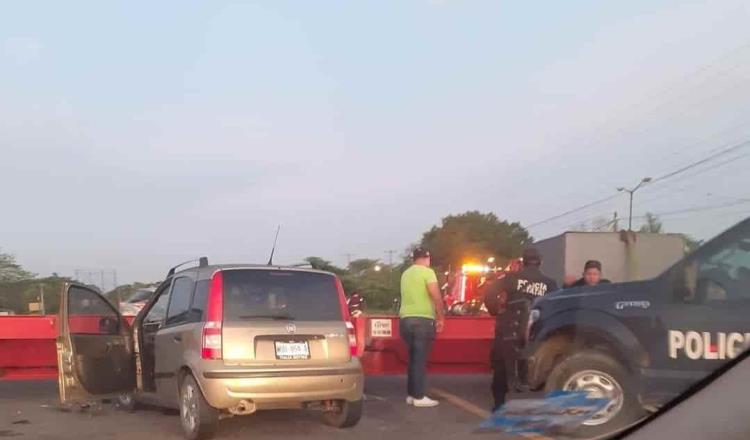 Se impacta vehículo contra tráiler en la Frontera-Villahermosa; una mujer resulta herida