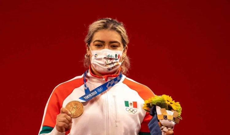 Felicita AMLO a Aremi Fuentes, quien ganó la medalla de bronce en halterofilia en Tokio 2020