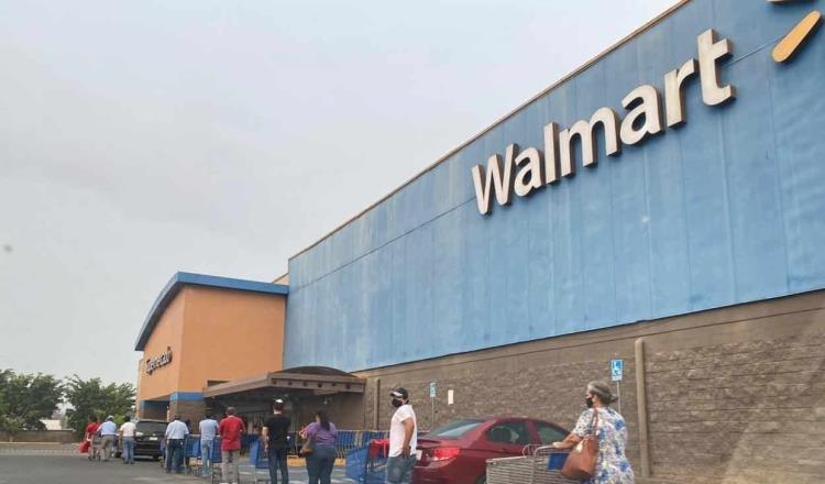 Reincorpora Walmart a adultos mayores como empacadores en sus tiendas… en el país