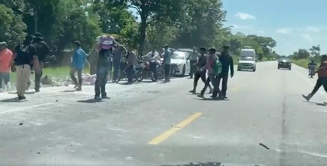 Pobladores vacían camión volcado con material para construcción en carretera Villahermosa-Chetumal