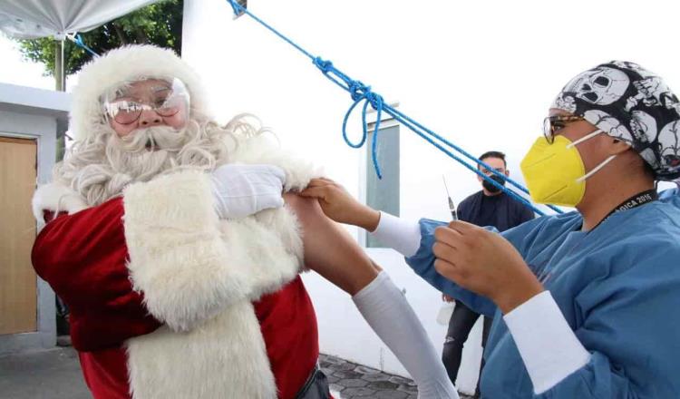 ¡Se salva la Navidad! Santa Claus se vacunó contra el COVID-19 en Puebla