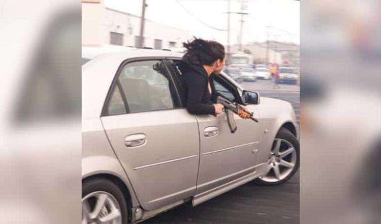 En California, mujer saca un Cuerno de Chivo por la ventana de un automóvil