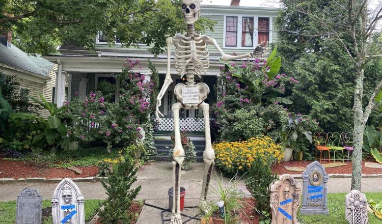 Hombre en EE. UU. instala “cementerio” en su jardín… para hacer conciencia sobre el COVID