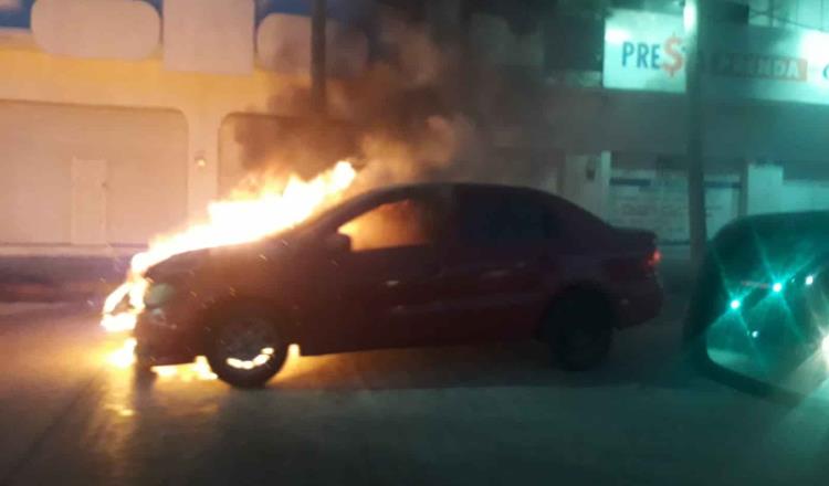 Se incendia coche por la fuente del Chorro