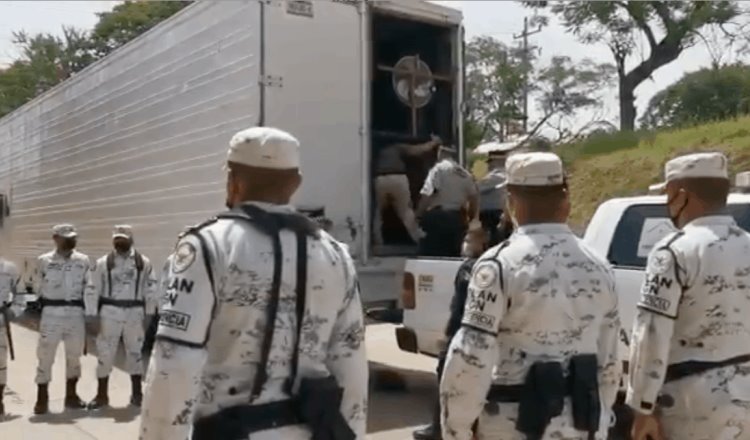 Rescatan en Chiapas a 93 migrantes hacinados en un camión; 63 eran menores