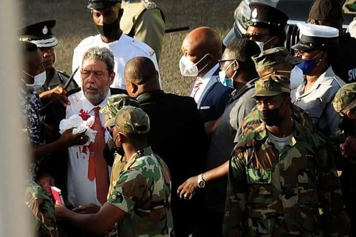 Ralph Gonsalves, primer ministro de San Vicente y las Granadinas, es golpeado en la cabeza con una piedra