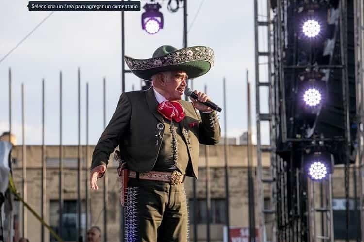 Vicente Fernández sigue hospitalizado; su hijo asegura que toda la familia está unida