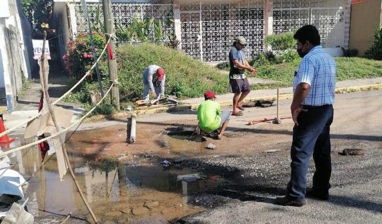 Repara ayuntamiento fuga en calle Libertad en Tamulté; concluirán trabajos antes de cinco días