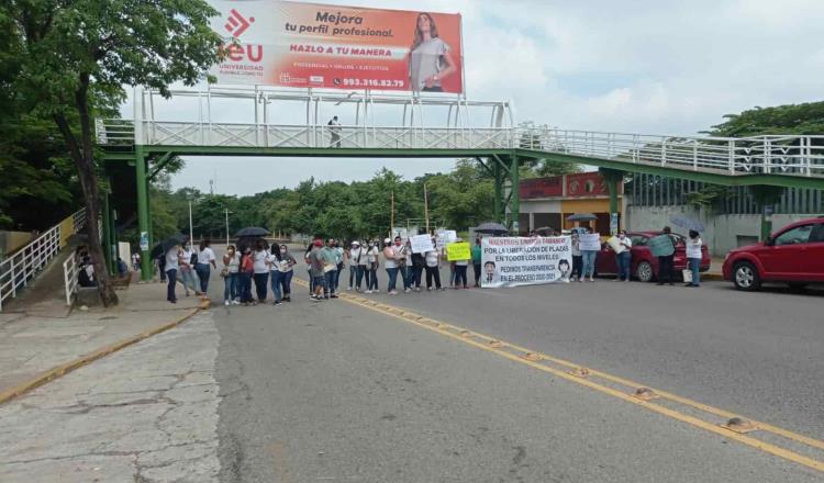 Bloquean maestros avenida Méndez a la altura de SETAB; exigen liberación de plazas 
