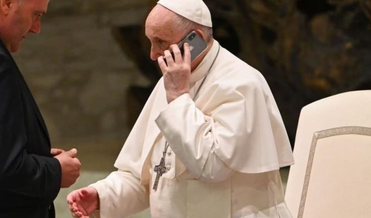 Sorprende Papa Francisco a feligreses por atender llamada telefónica en plena audiencia general