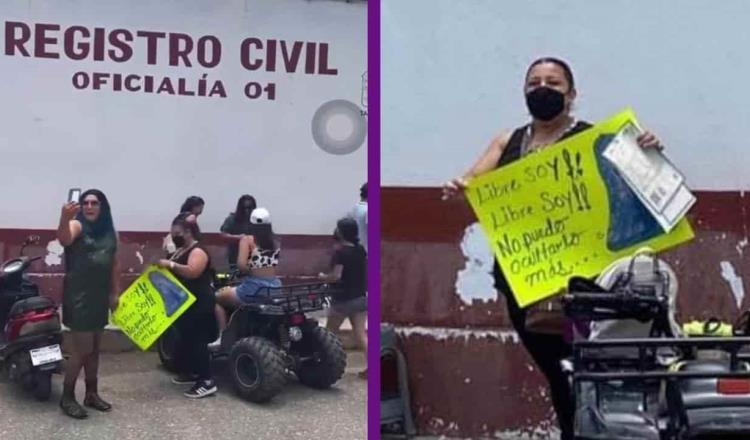 En Huimanguillo, mujer celebra con pancartas y caravana su divorcio