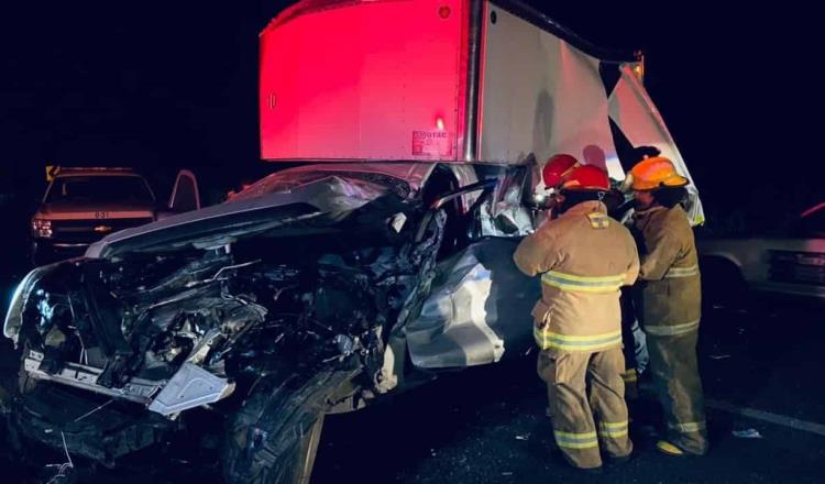 Se impacta camioneta contra árbol en la Villahermosa-Teapa; tripulantes resultan heridos