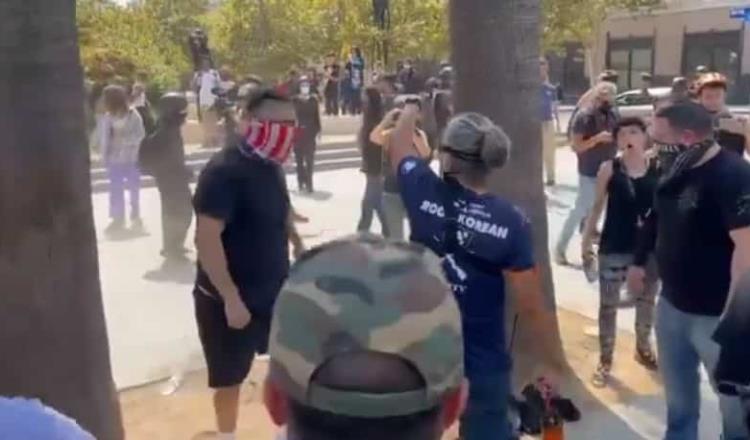 Agreden a reportero y apuñalan a hombre durante protesta antivacunas covid en Los Ángeles
