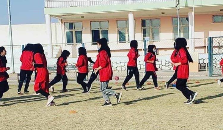 Regresan niñas afganas a las escuelas pese a llegada de talibanes