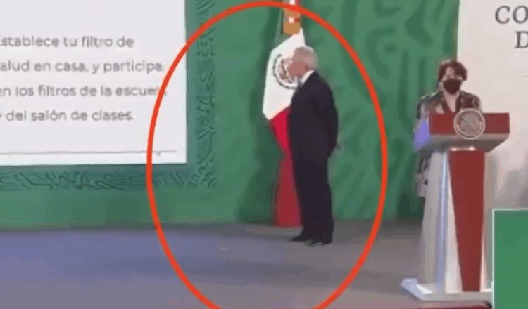 Exhiben a López Obrador durante la presentación de la carta compromiso por regreso a clases