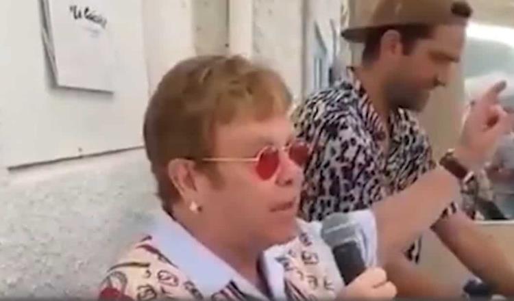 Elton John sorprende con palomazo desde Cannes