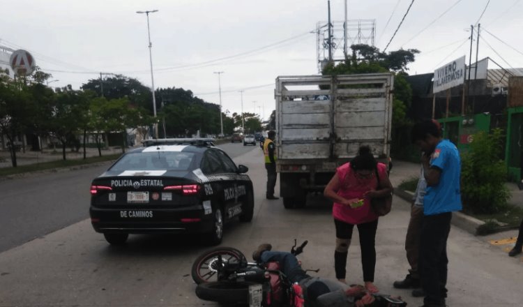 Motociclista se impacta contra un vehículo estacionado en el Periférico de Villahermosa