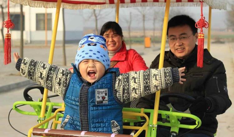 Para evitar “crisis demográfica”, China permitirá a padres tener hasta tres hijos