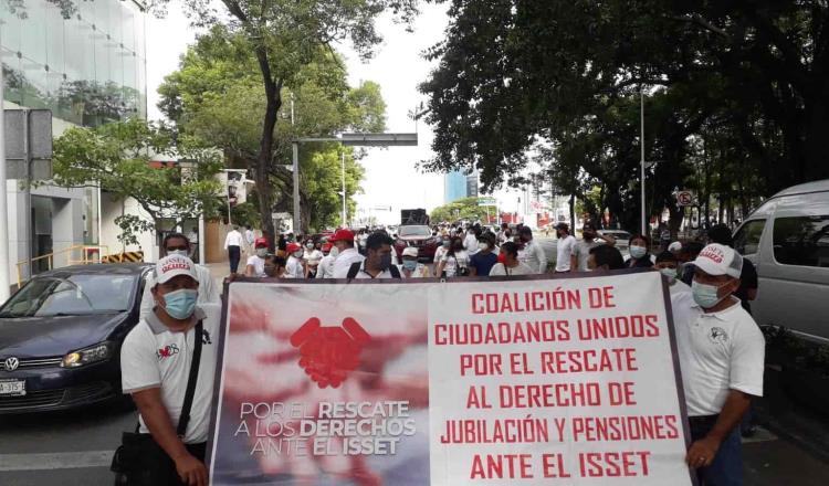 Marcha coalición de sindicatos contra el ISSET; exigen medicamentos y respeto a los derechos de los trabajadores