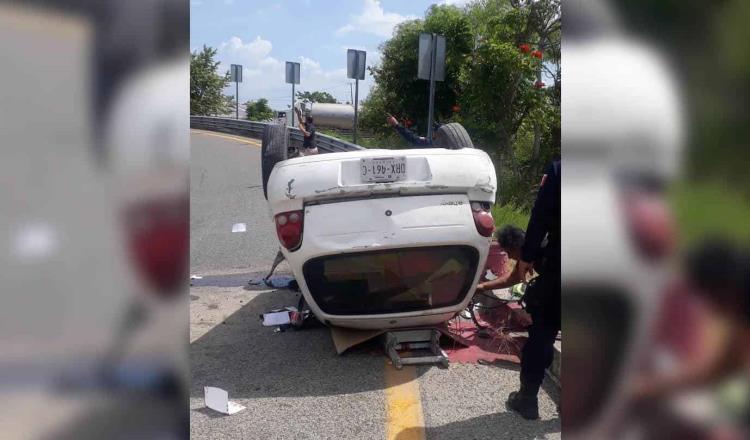 Vuelca vehículo en el libramiento Villahermosa a Frontera, pareja resultó lesionada