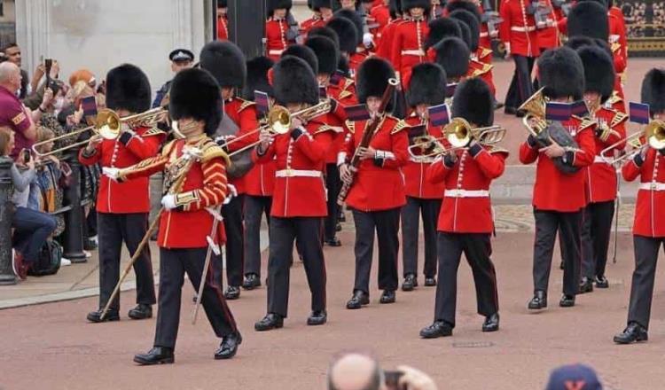 Reanudan cambio de guardia frente al Palacio de Buckingham, tras 18 meses de pausa por la pandemia