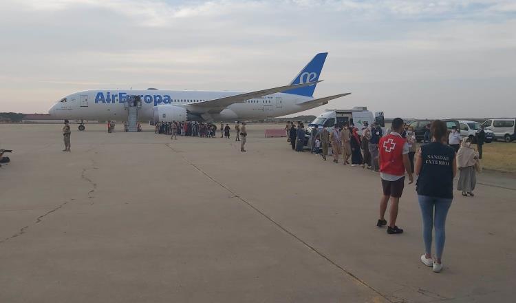 Llega a España avión con 290 afganos; prevén que arriben 145 más este miércoles