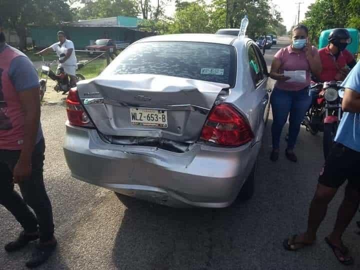 Choque entre pochimóvil y auto deja dos heridos… en Comalcalco
