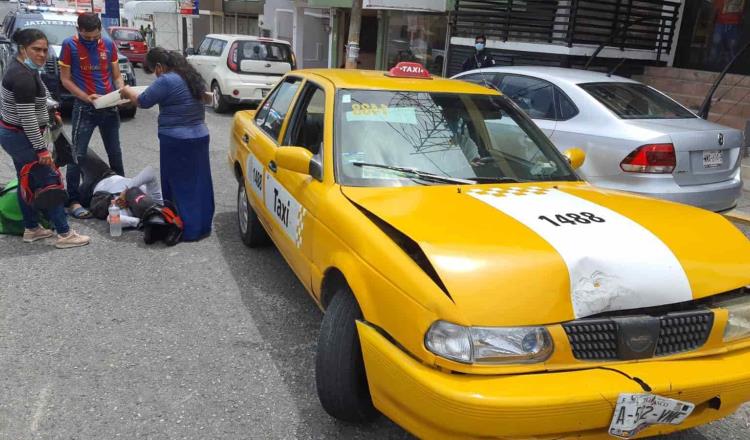 Taxista atropella motociclista en Méndez, queda herido de gravedad