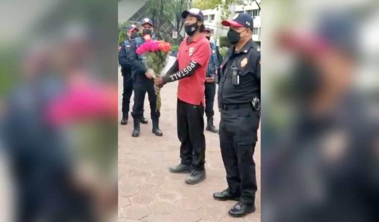 Hallan viva a su hija desaparecida en 2018 y padre regala flores en FGJ de CDMX