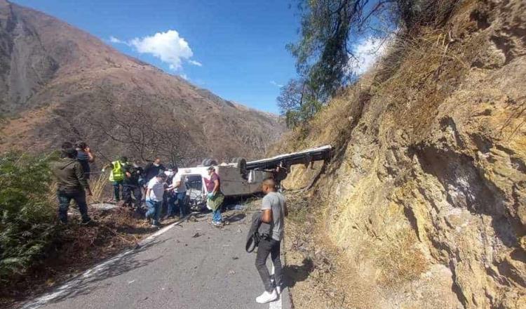 Cae autobús a precipicio en los Andes de Perú; mueren 16 personas 