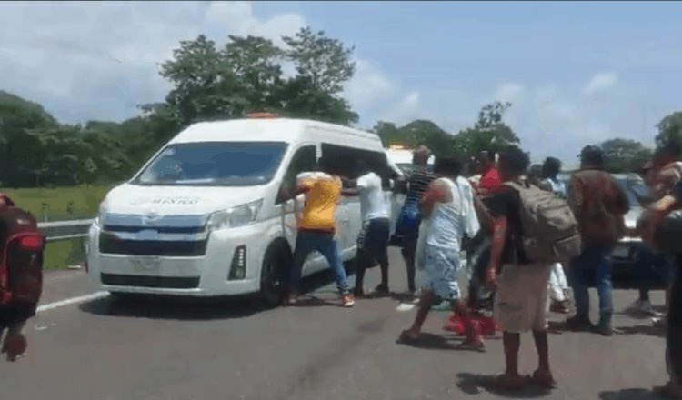 Se enfrentan migrantes y agentes del INM durante caravana en Chiapas