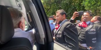 Le llevan serenata a AMLO durante su gira por Chiapas