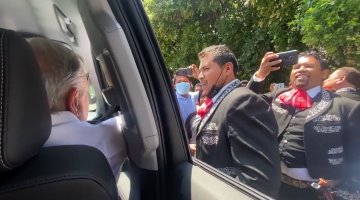 Le llevan serenata a AMLO durante su gira por Chiapas, tras ser retenido de nueva cuenta por la CNTE