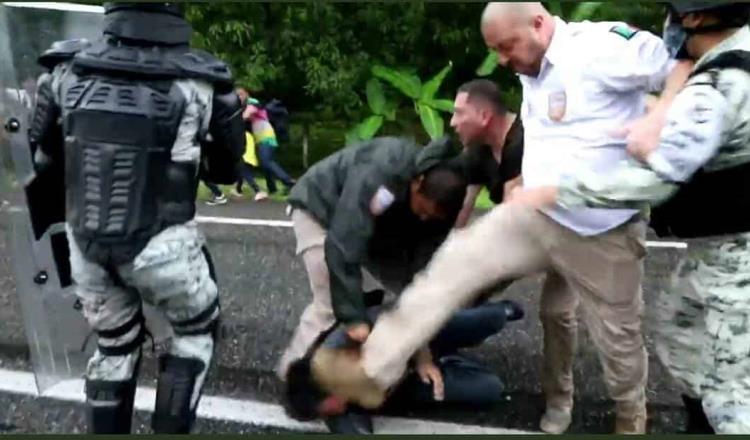 Suspende INM a dos agentes federales que participaron en la agresión a migrantes en Tapachula