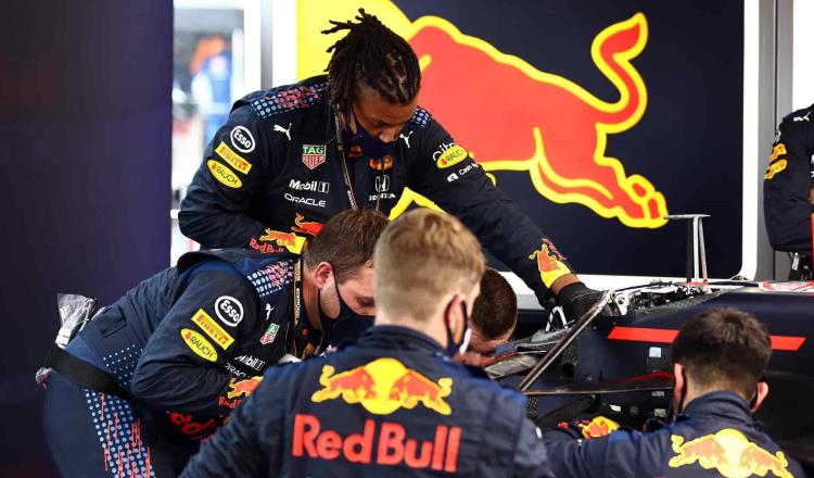 “Checo” Pérez reconoce a sus ingenieros por recuperar su Red Bull