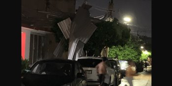 Azota tormenta con vientos fuertes al municipio de Centro y causa daños