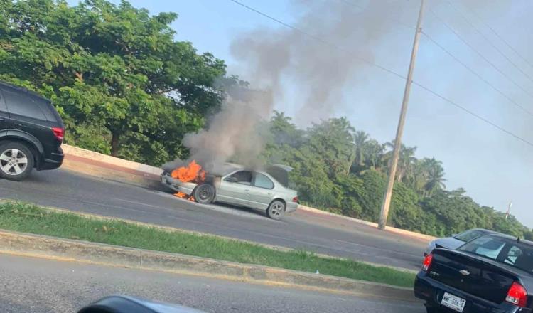 Se quema auto en periférico y Samarkanda; no hubo lesionados